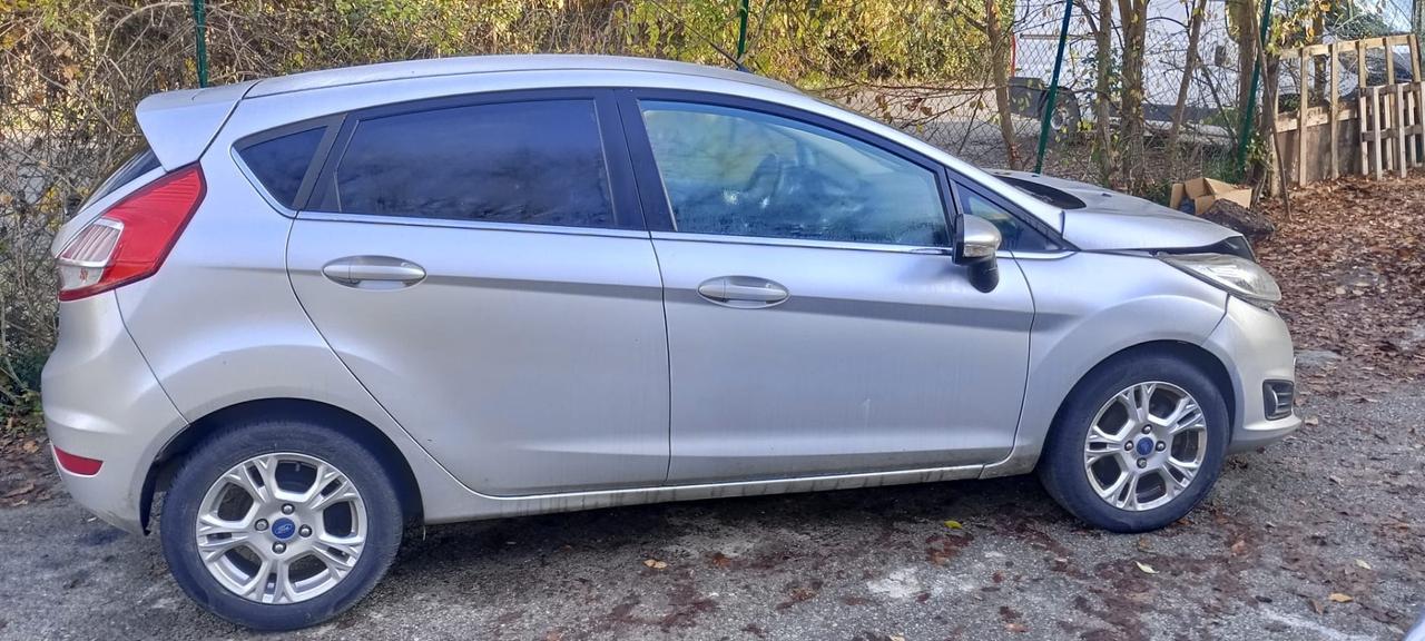 Ford Fiesta 1.5 TDCi 75CV 5 porte Titanium incidentata