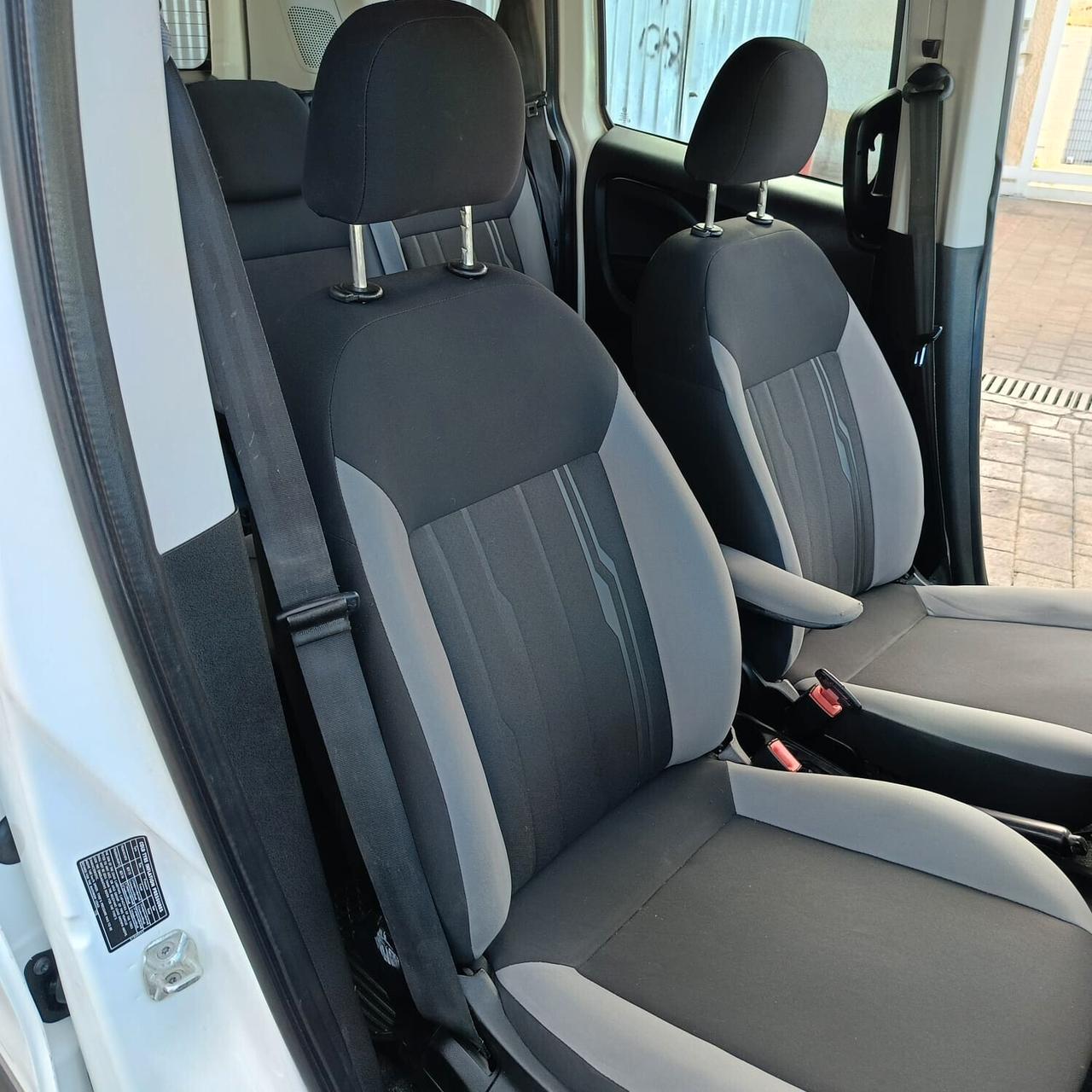 Fiat Doblo 1.3 MTJ Autocarro con gancio traino N1 5 posti