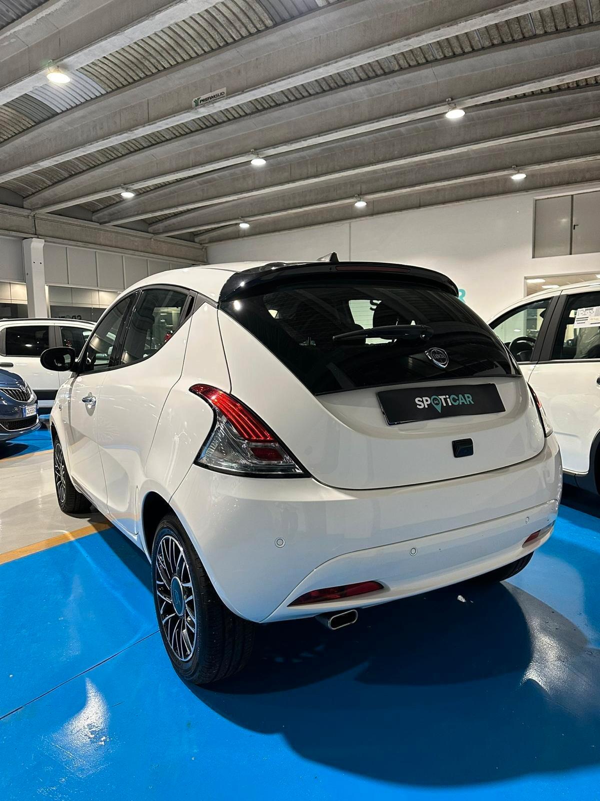 Lancia Ypsilon 1.0 FireFly 5 porte S&S Hybrid Platino