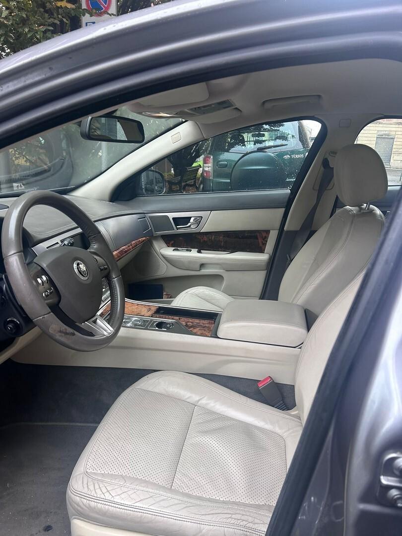 Jaguar XF Luxury impeccabile