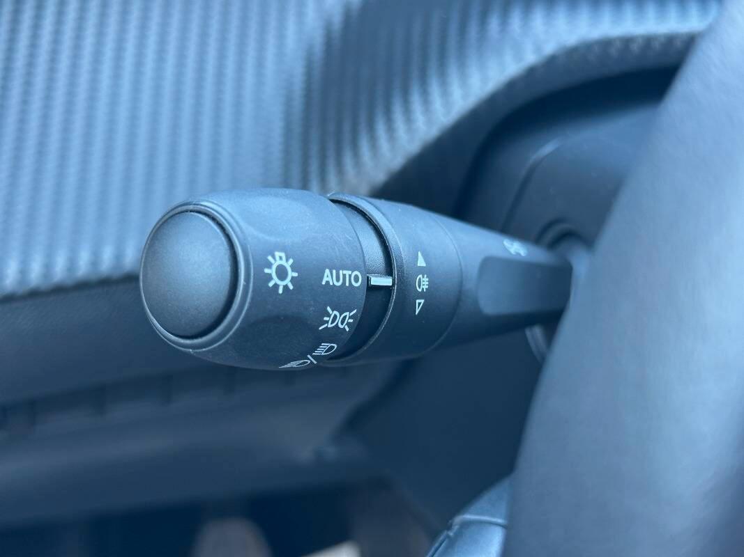 Peugeot 2008 1.2 puretech Allure 100cv con TELECAM E CARPLAY