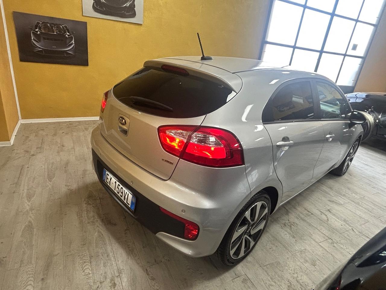 KIA RIO 1.4 Crdi 90 cv “FULL LED/NAVI/RETRO”-2015