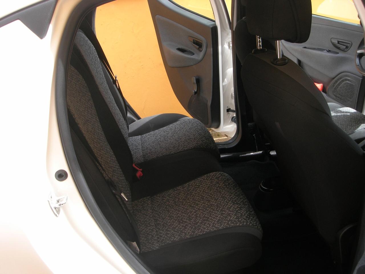 Lancia Ypsilon 1.0 FireFly 5 porte S&S Hybrid Ecochic Silver