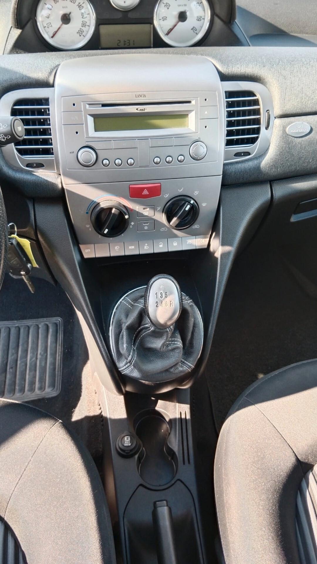 Lancia Ypsilon 1.4 16V bicolore argento e nera