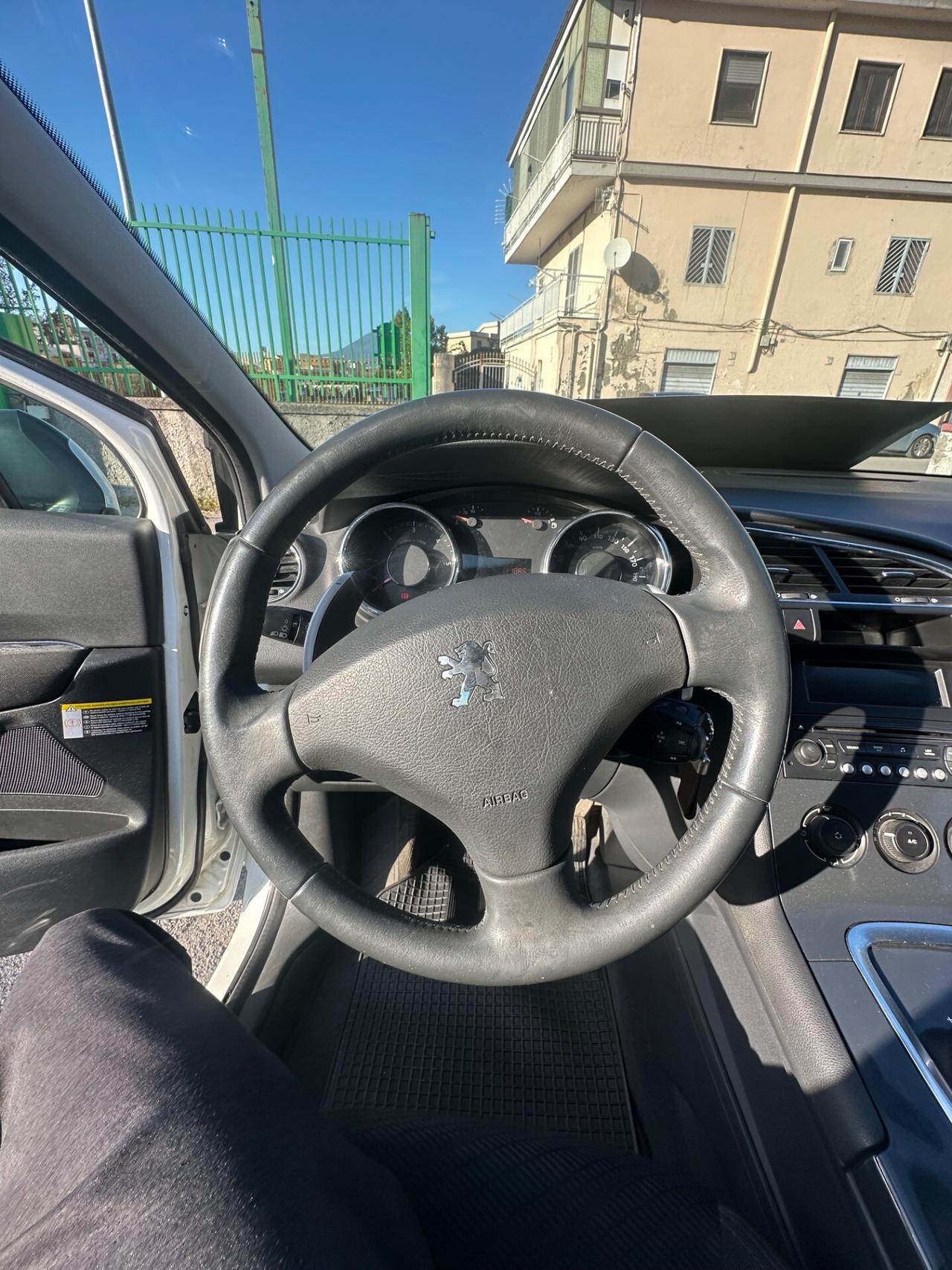 Peugeot 3008 1.6 HDi 110CV cambio robotizzato Business