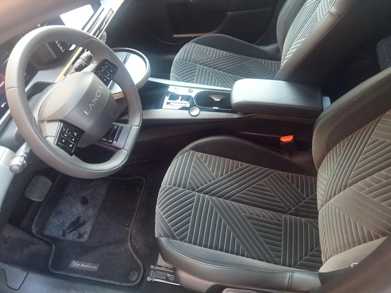 Lancia Ypsilon Hybrid e-DCT LX 2024