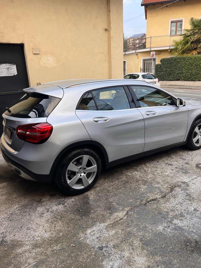 MERCEDES-BENZ GLA 180 Premium