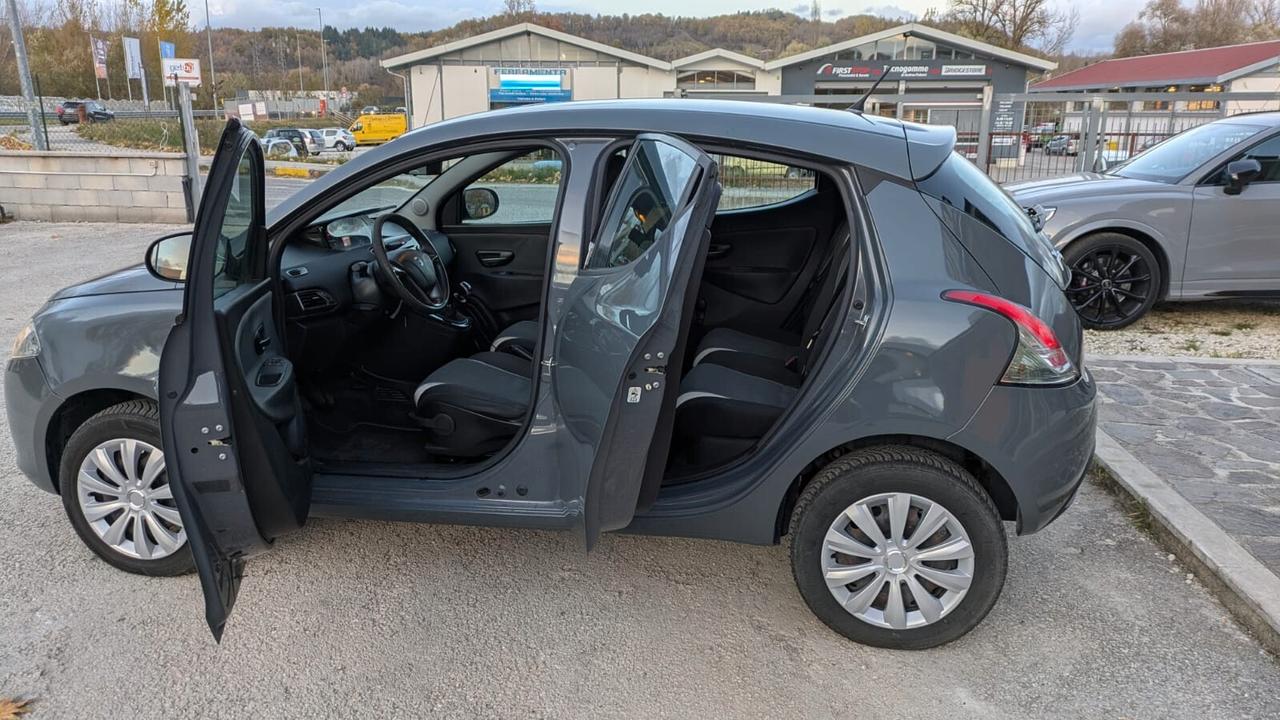 Lancia Ypsilon 0.9 TwinAir 85 CV 5 porte Metano Ecochic Silver