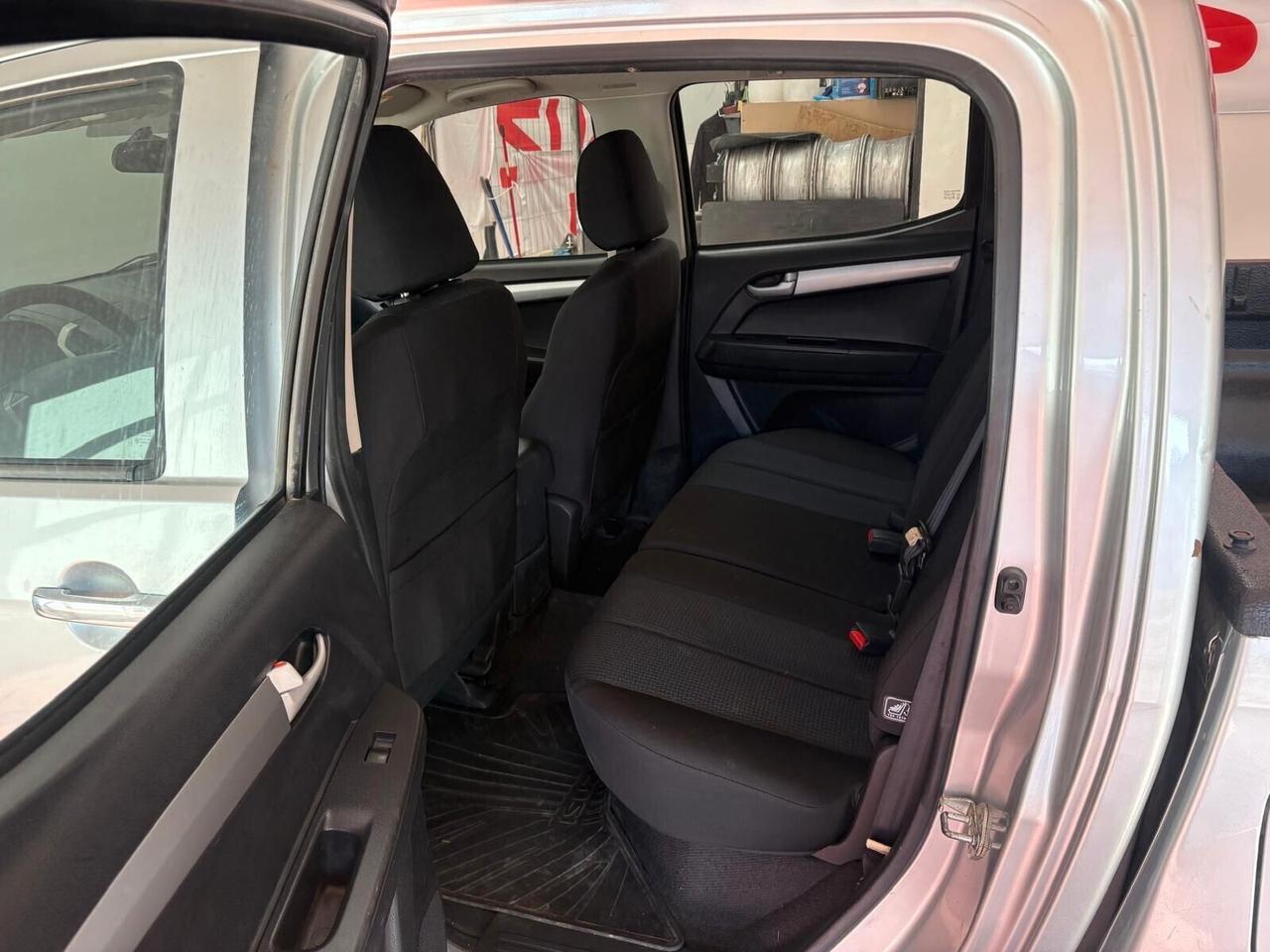 ISUZU PICK-UP -D-MAX DOPPIA CABINA 4X4 POSTI 5 GANCIO TRAINO Diesel 2.5 CV 163 Km 196.696 garanzia 12 mesi