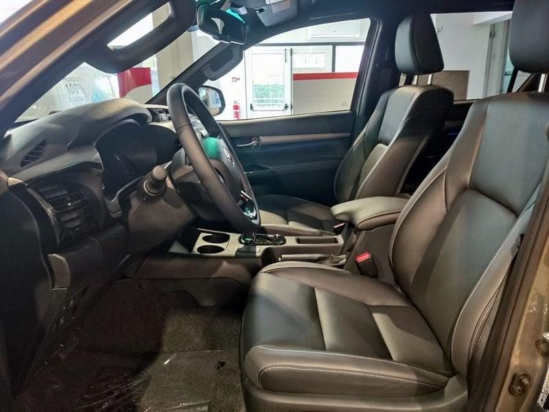 Toyota Hilux 2.8 D-4D A/T 4WD 48V 4 porte Double Cab Invincible