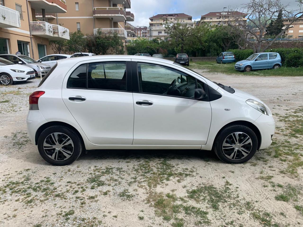 Toyota Yaris 1.0 5 porte Luxury pack