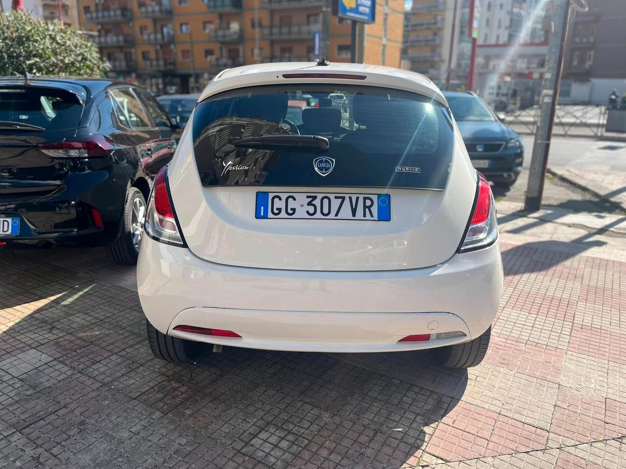 Lancia Ypsilon 1.0 FireFly 5 porte S&S Hybrid Ecochic Silver