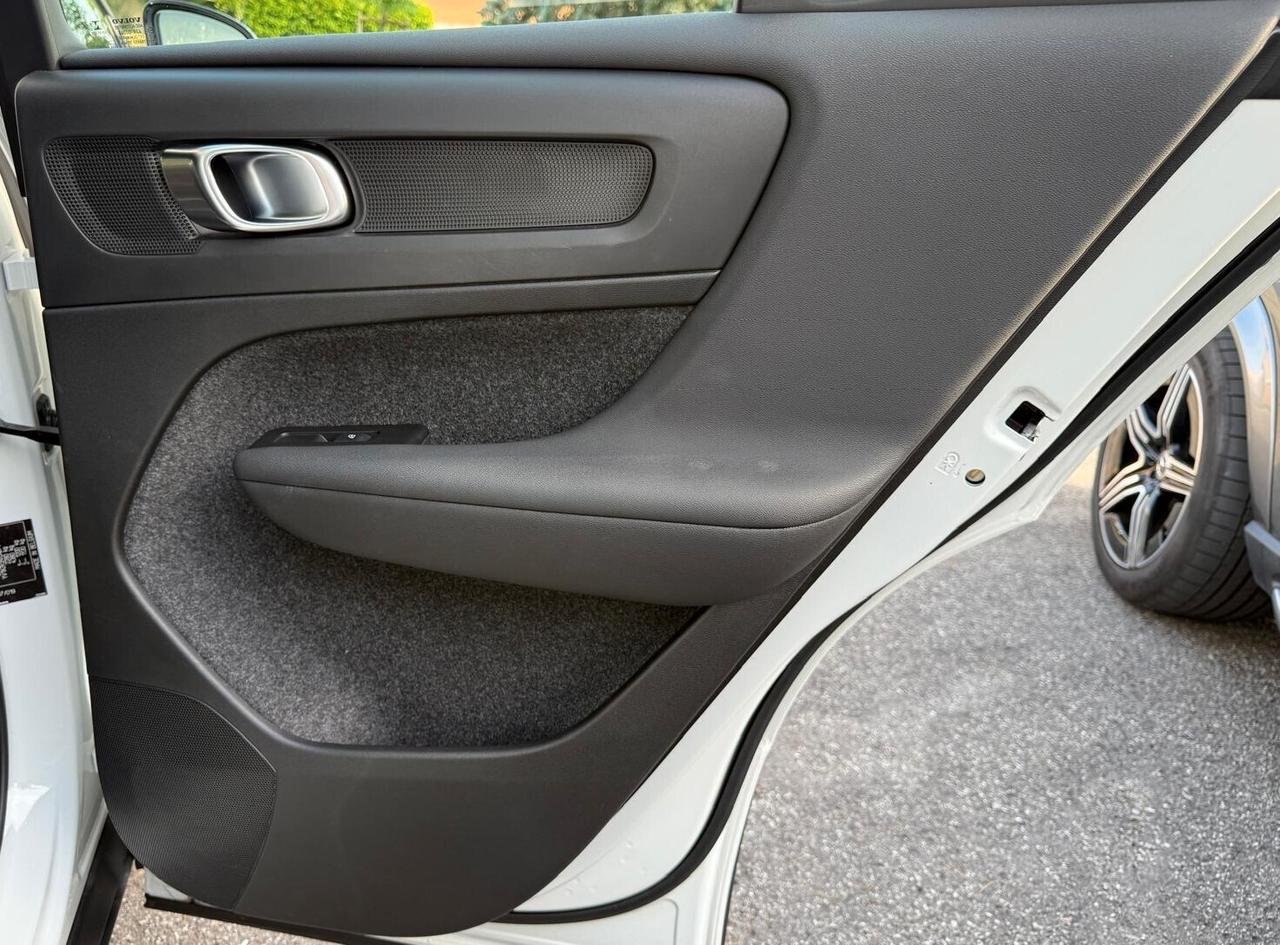 Volvo XC40 B4 AWD HYBRID Geartronic R-Design