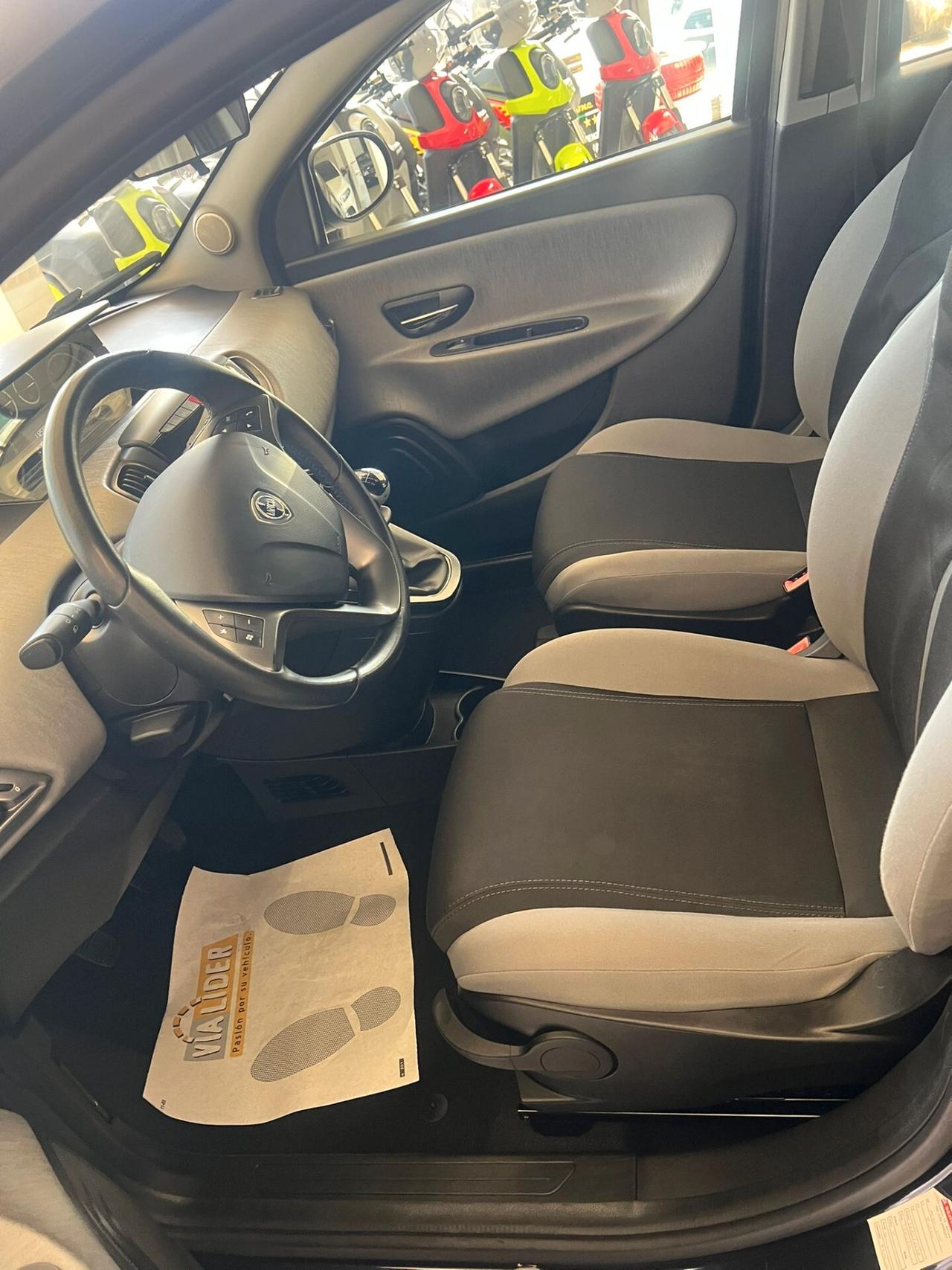 Lancia Ypsilon 1.2 69 CV 5 porte S&S Platinum