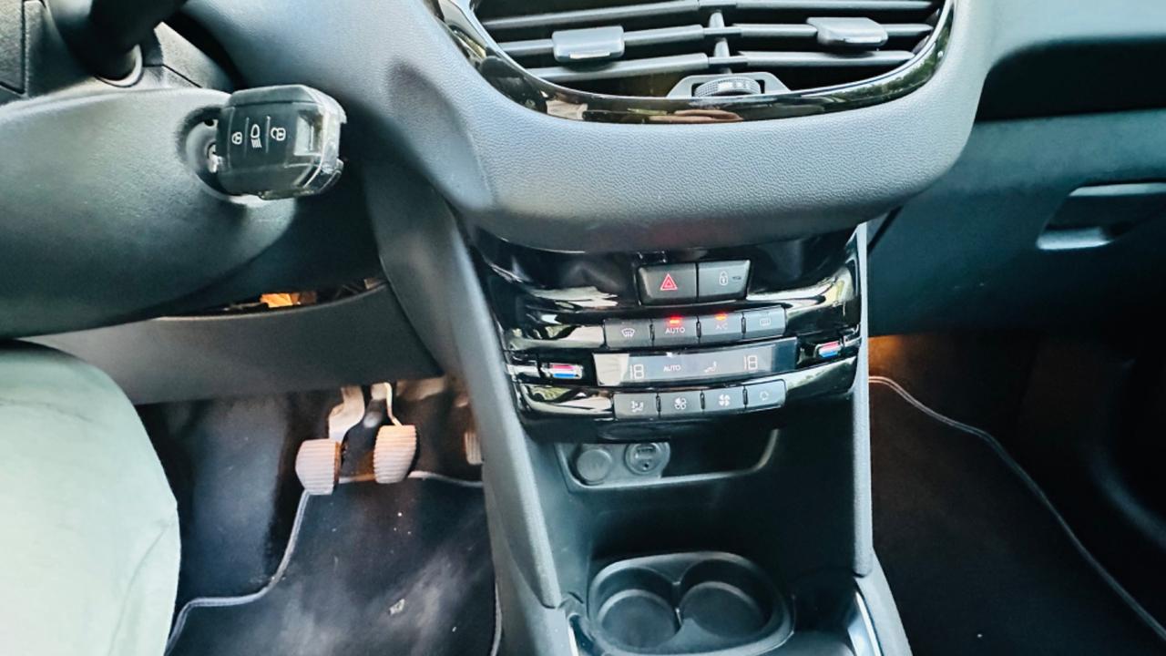 Peugeot 208.3 porte Allure.ok neopatentati.tagliandi certificati