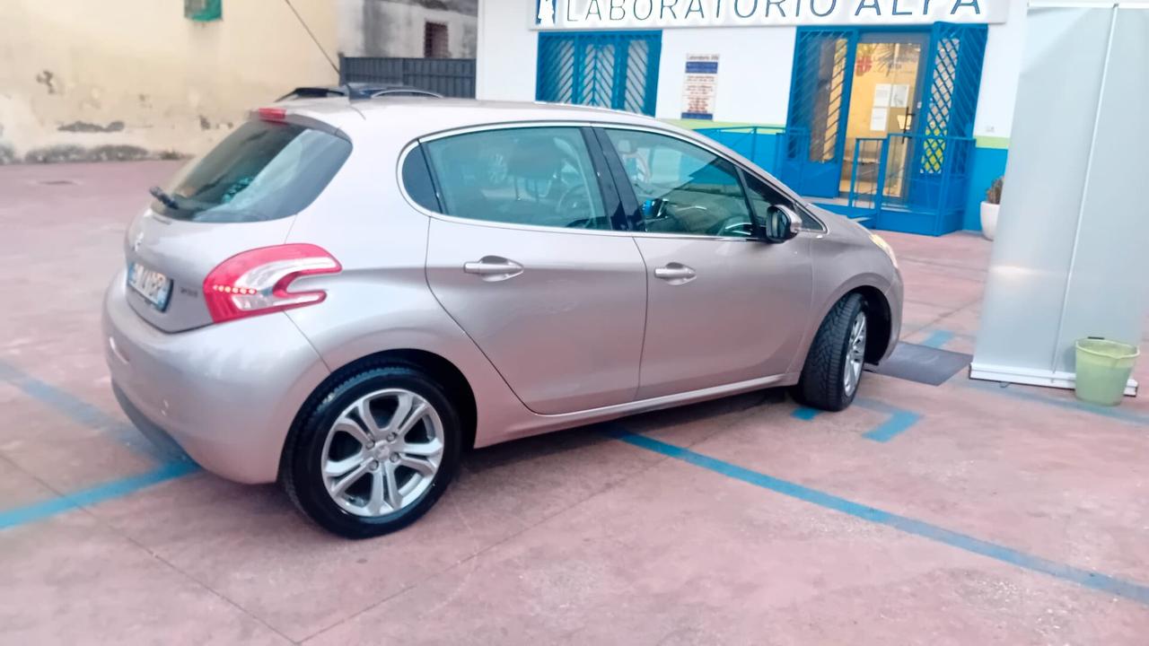 Peugeot 208 1.4 HDi 68 CV 5 porte Allure