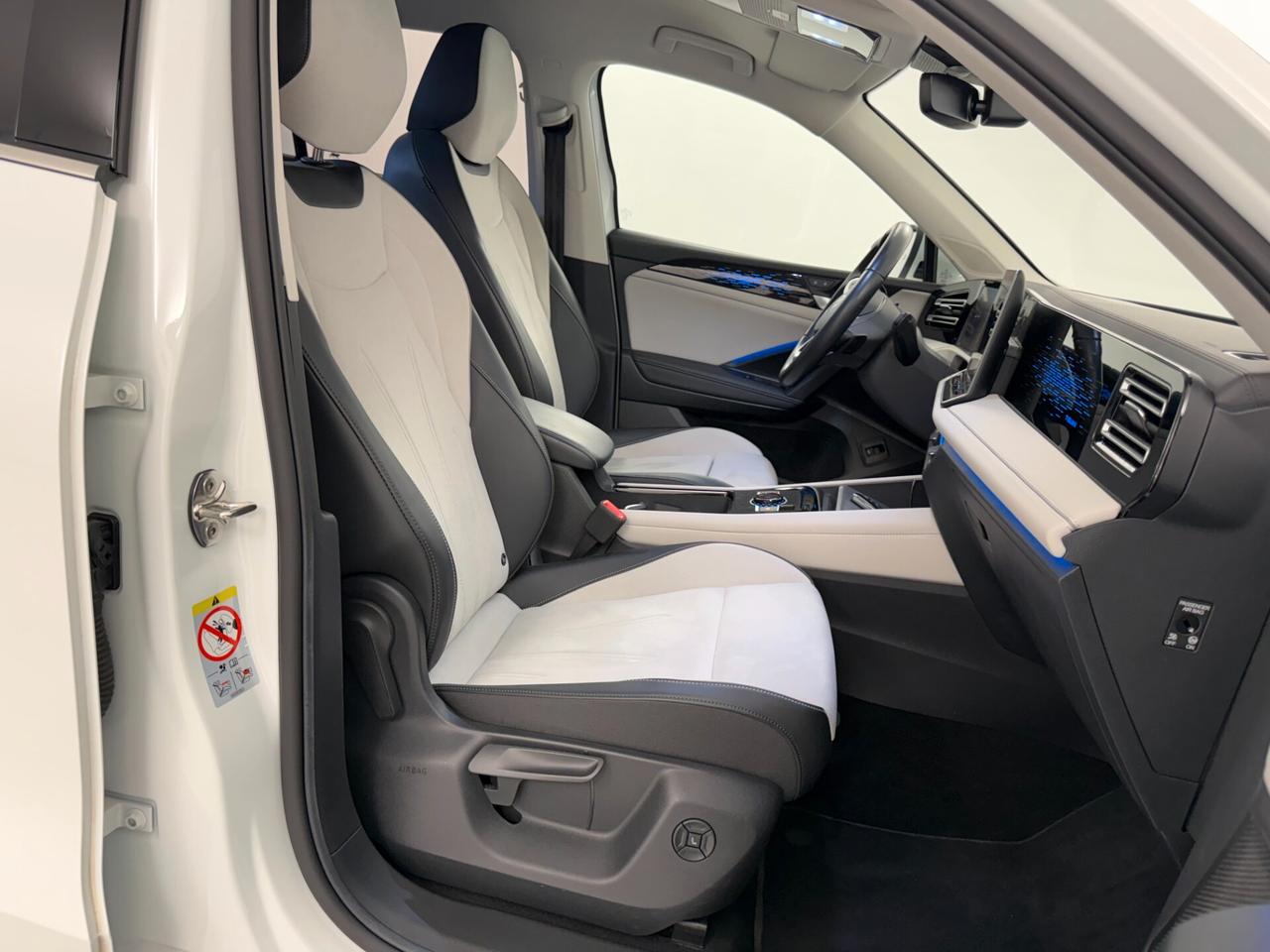 Volkswagen Tiguan 2.0 TDI 150 CV DSG Elegance led gancio elettrico adattivo retrocamera