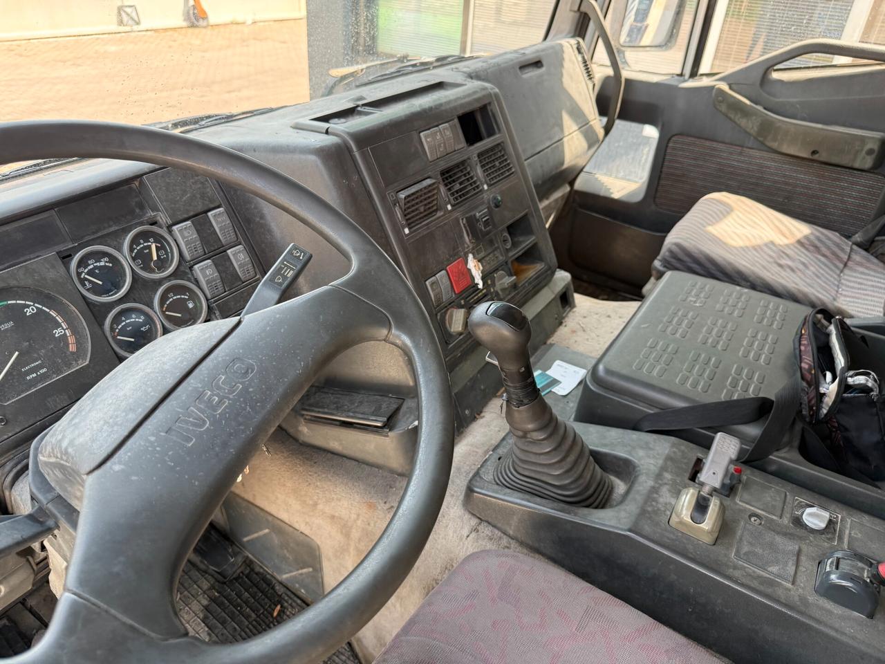Iveco Eurotech 240E42 cassone fisso con rampe idrauliche e gru