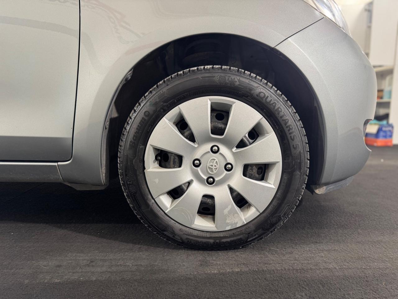 Toyota Yaris 1.0 3 porte Navi NEOPATENTATI - NAVIGATORE CON COLLEGAMENTO TELEFONO - GOMME NUOVE