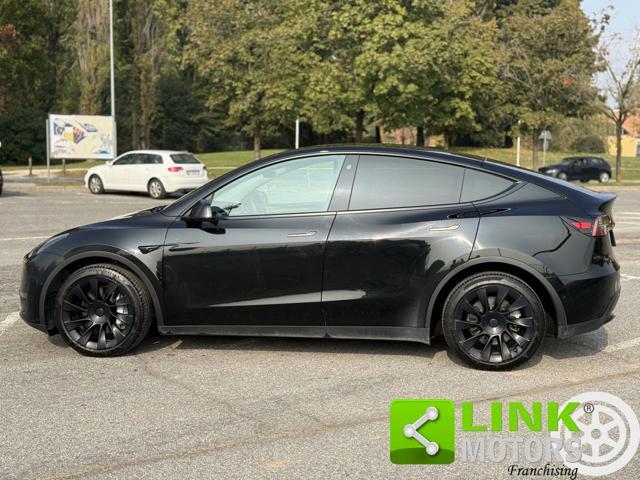 TESLA Model Y longe