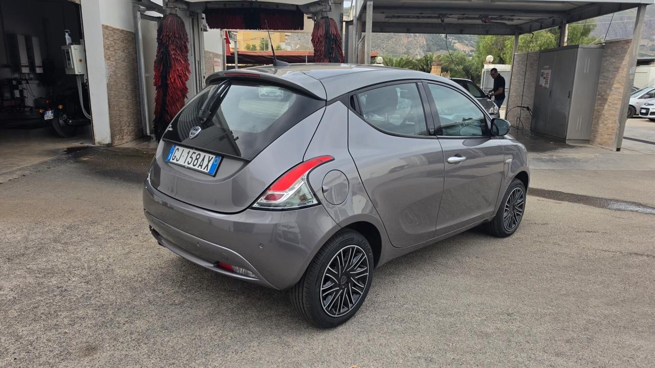 Lancia Ypsilon 1.0 FireFly 5 porte S&S Hybrid Ecochic Silver