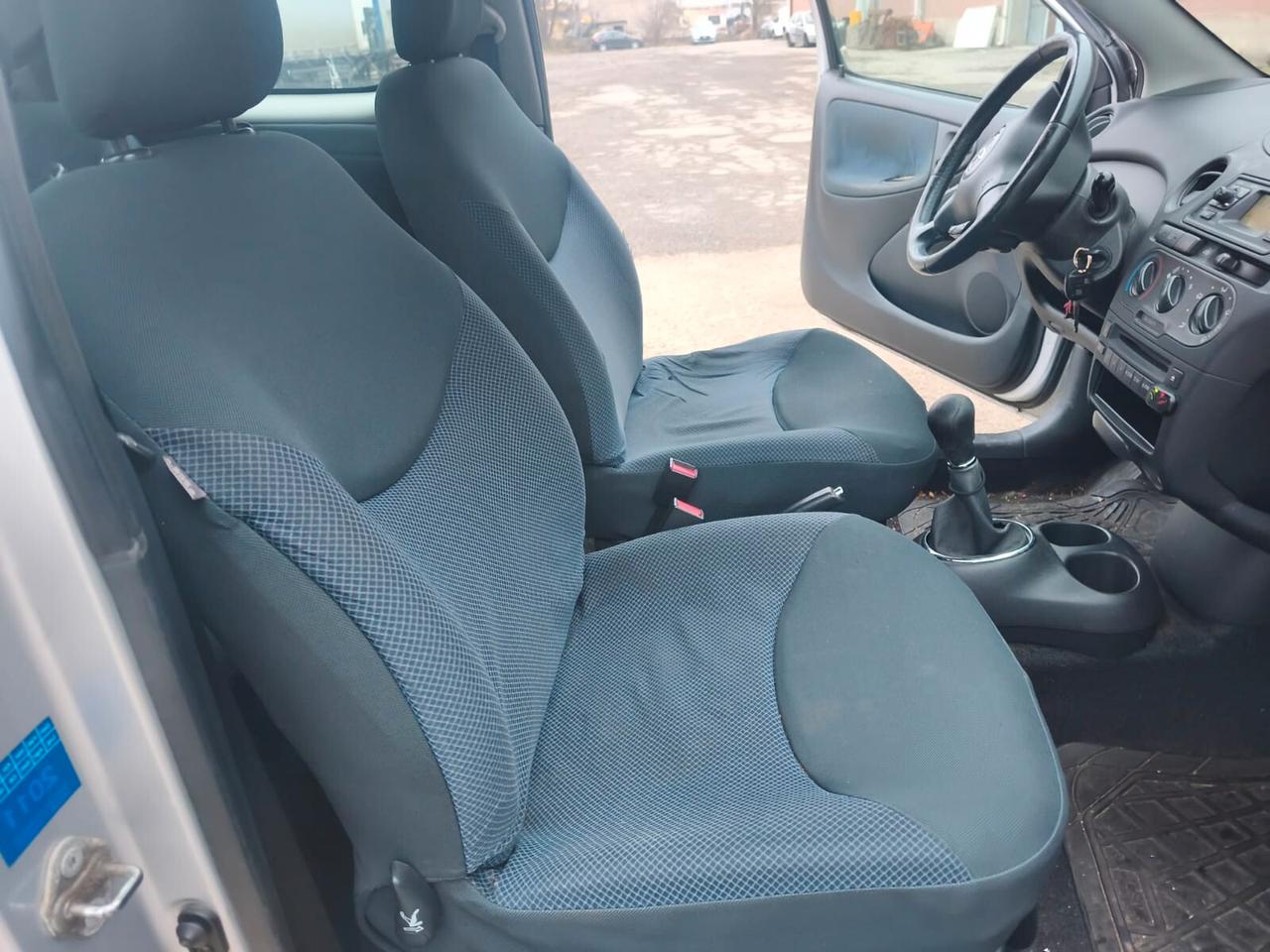 Toyota Yaris 2005---1.0 Benzina Neopatentati