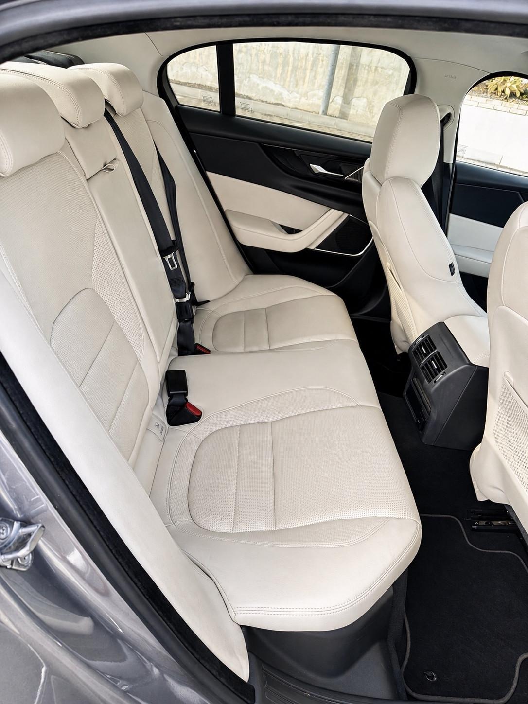 Jaguar XE 2.0 D 204 CV aut. R-Dynamic Black EDITION