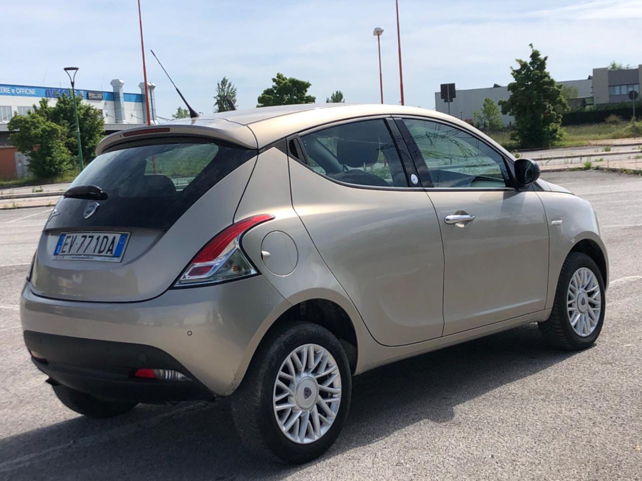 Lancia Ypsilon 0.9 TwinAir 85 CV 5 porte Metano Ecochic Gold
