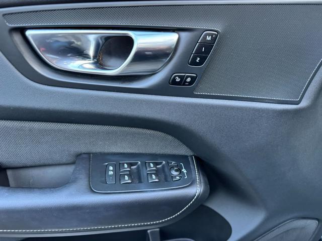 VOLVO XC60 B4 (d) AWD automatico Plus Dark