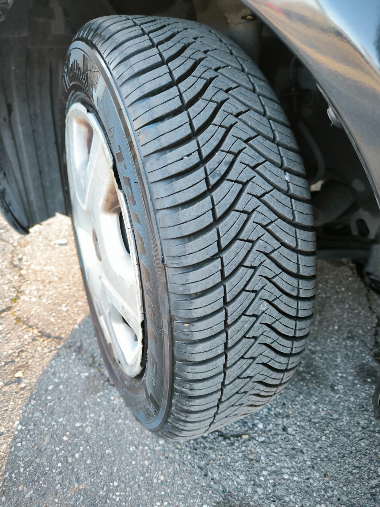 Toyota Yaris 1.0i 16V cat 5 porte Sol