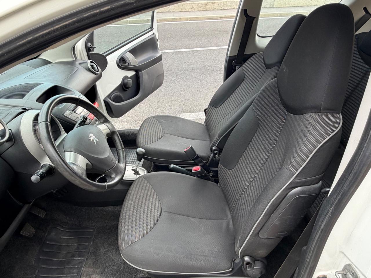 Peugeot 107 CON CAMBIO AUTOMATICO NEOPATENTATI