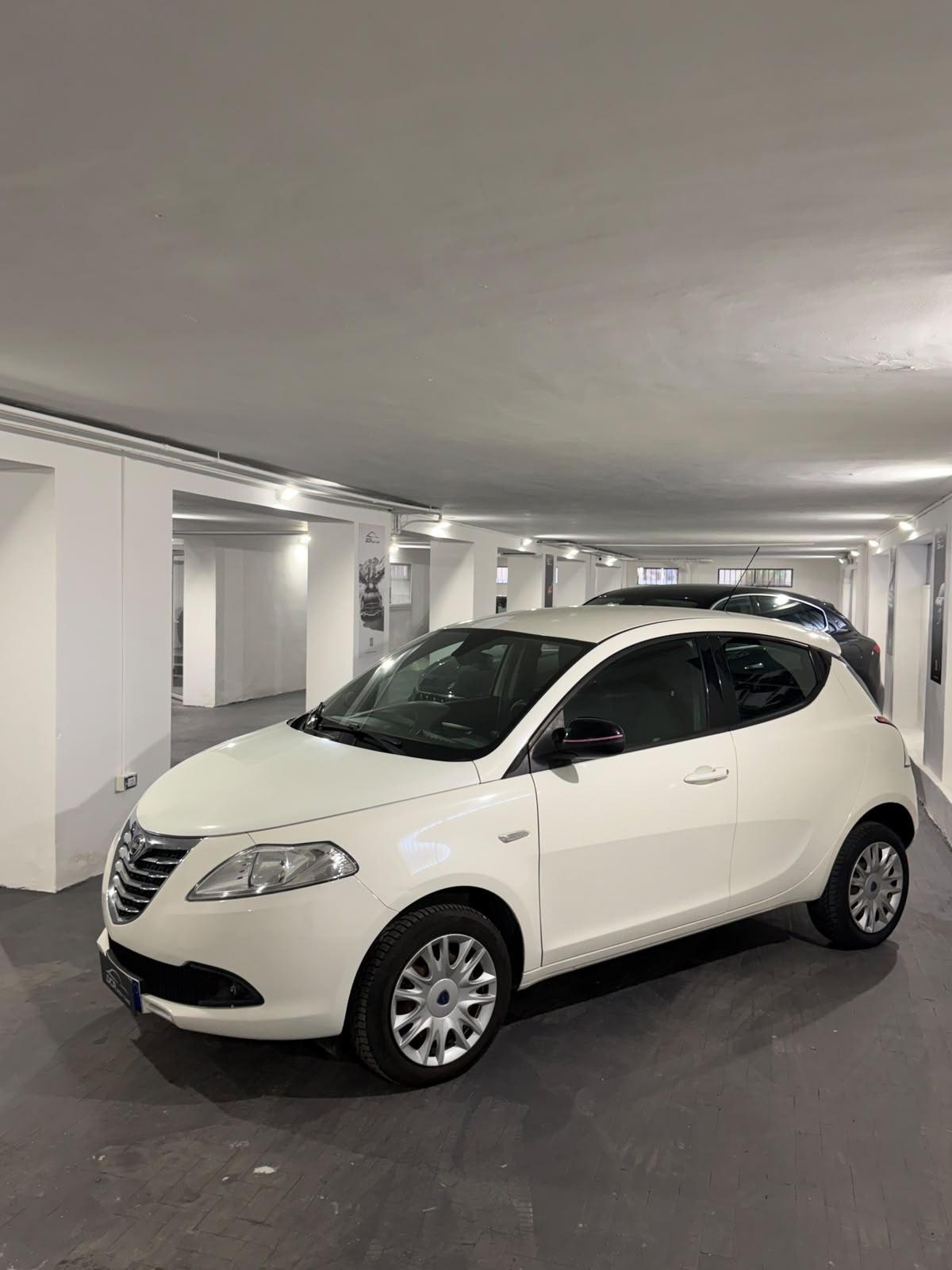 Lancia Ypsilon 0.9 TwinAir 85 CV 5 porte Metano Ecochic Elle