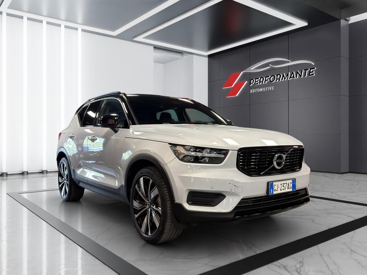 Volvo XC40 1.5 t4 phev R-design auto my21 - 24 MESI GARANZIA