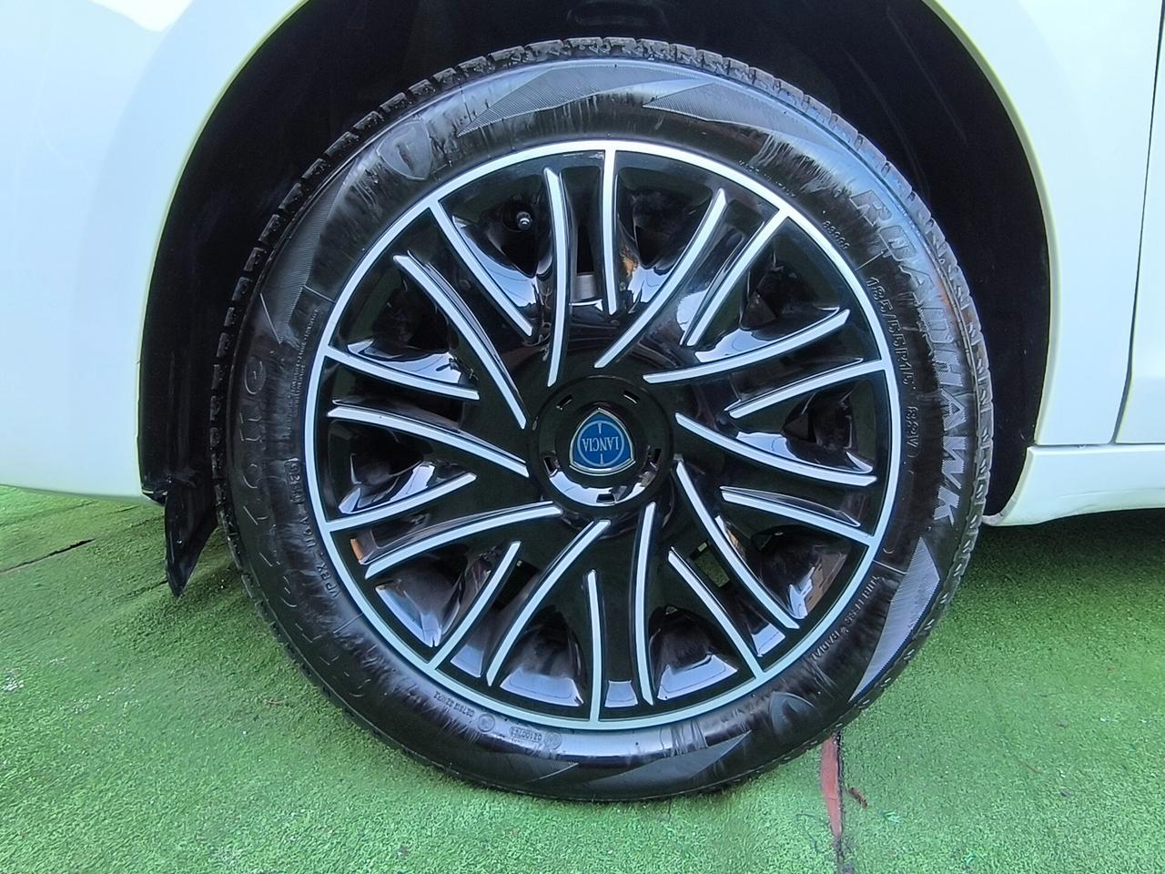 Lancia Ypsilon 1.0 FireFly 5 porte S&S Hybrid Silver