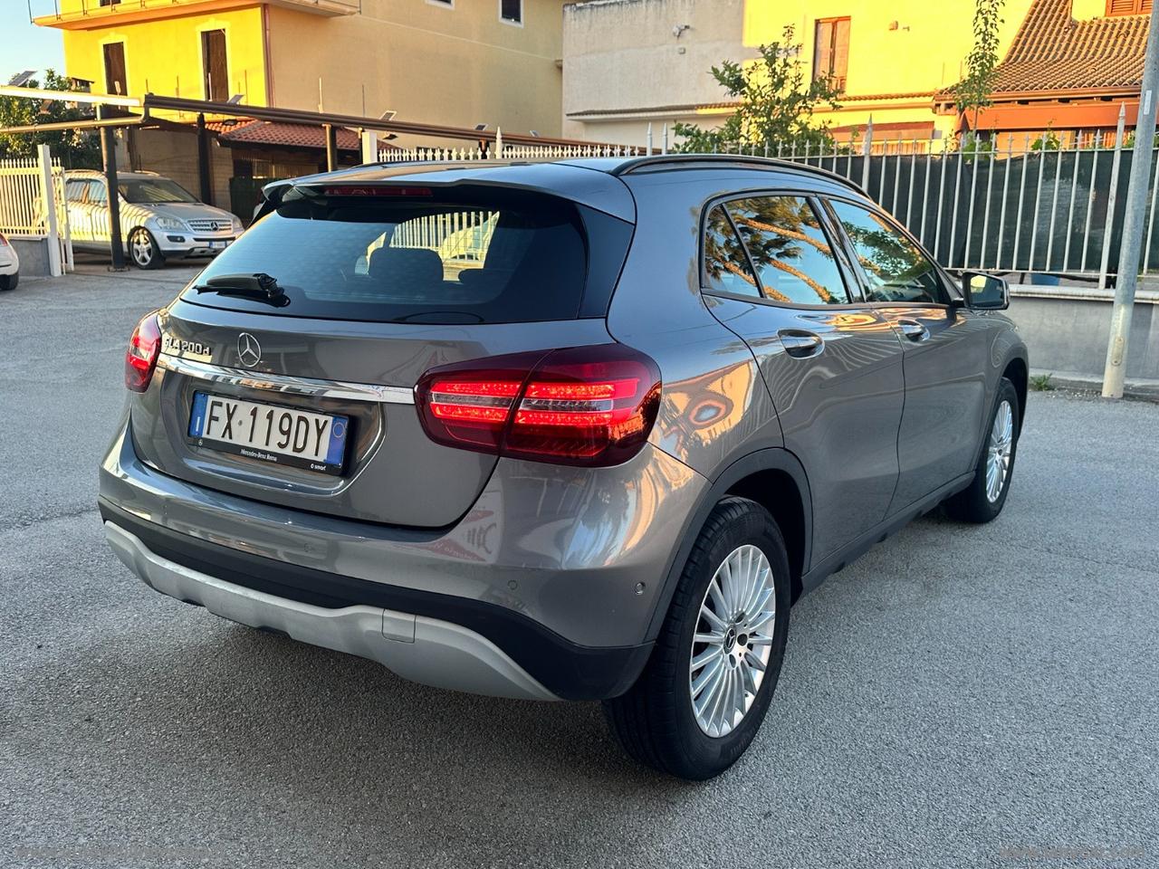 MERCEDES-BENZ GLA 200 d Automatic Business Extra