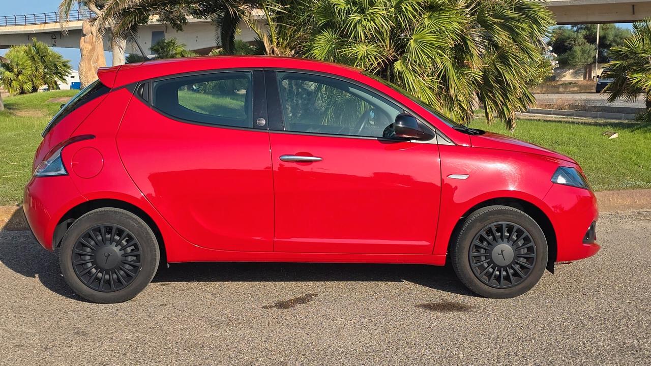 Lancia Ypsilon 1.0 FireFly 5 porte S&S Hybrid Ecochic Silver