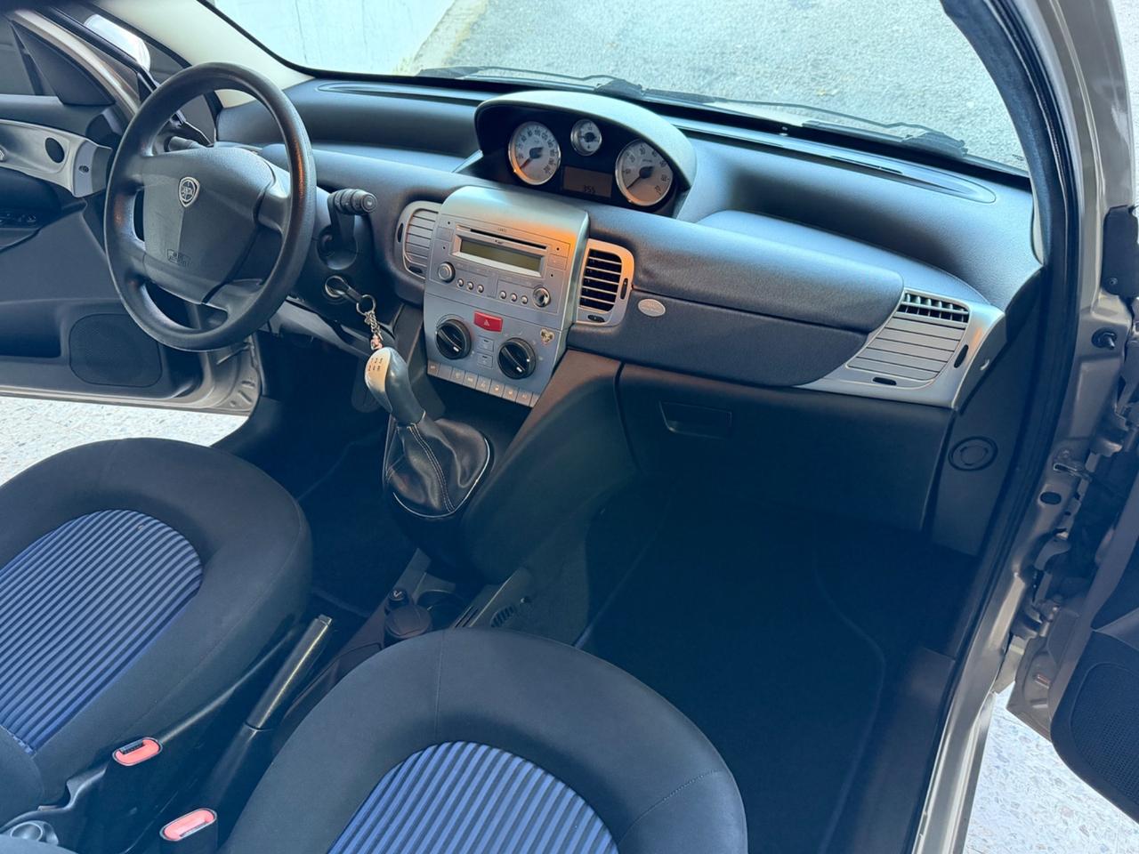 Lancia Ypsilon 1.3 MJT 75 CV Neopatentati