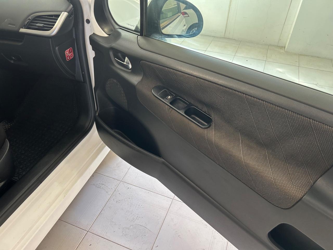 Peugeot 207 1.4 HDi 70CV 3p. ONE Line