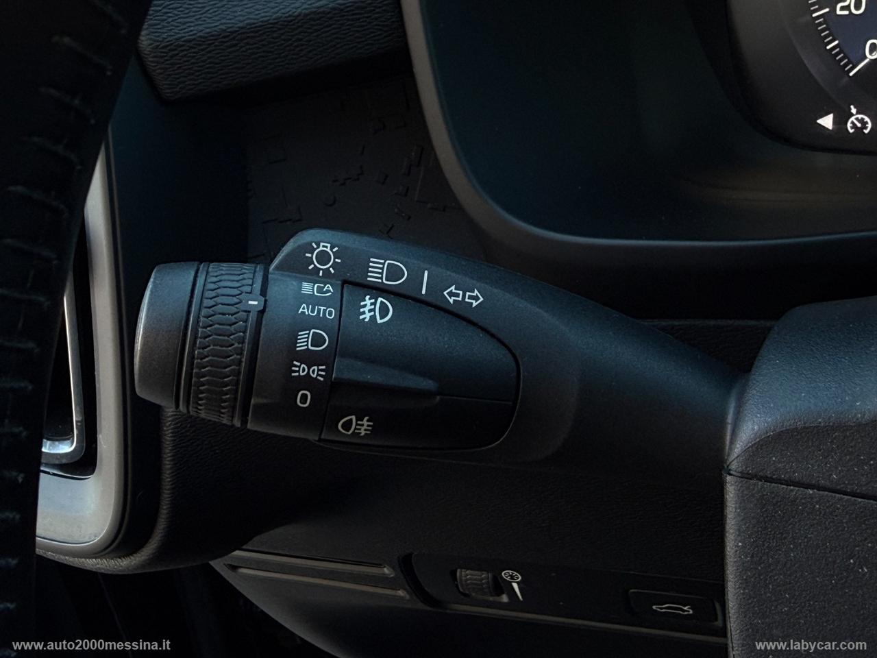 VOLVO XC40 T2 Momentum Core