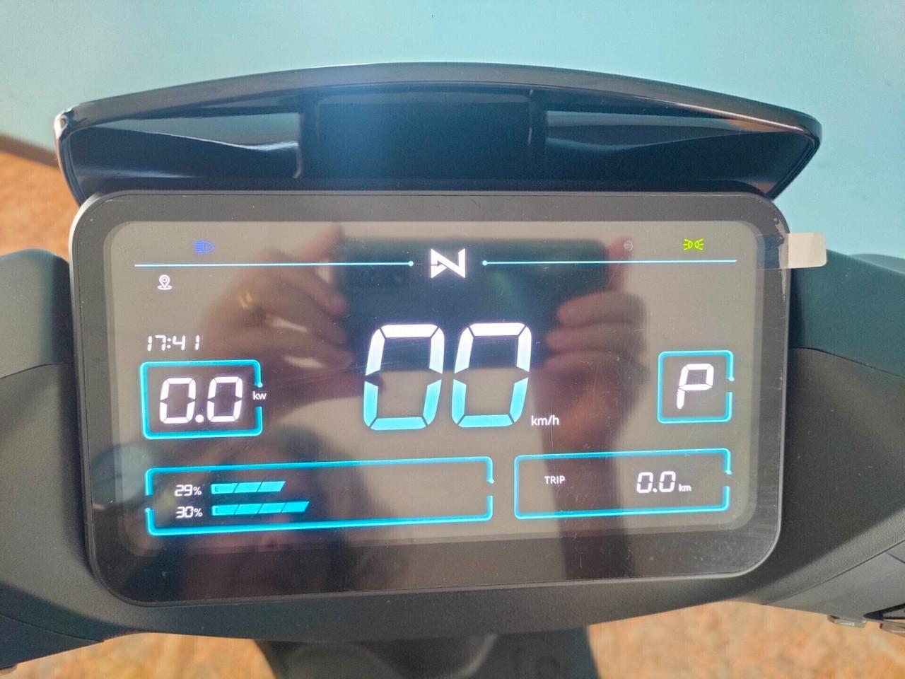 Nmoto NCF S : l'e-scooter che ti porta anche in autostrada