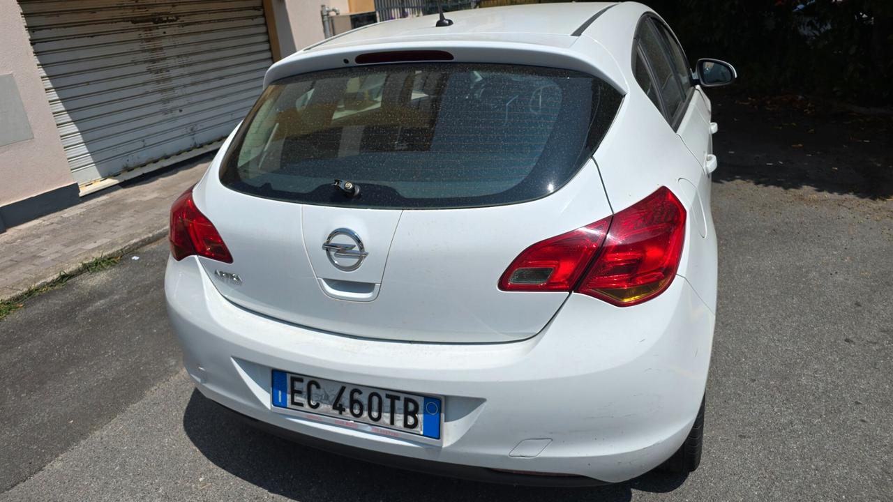 Opel Astra 1.4 100CV 5 porte Cosmo