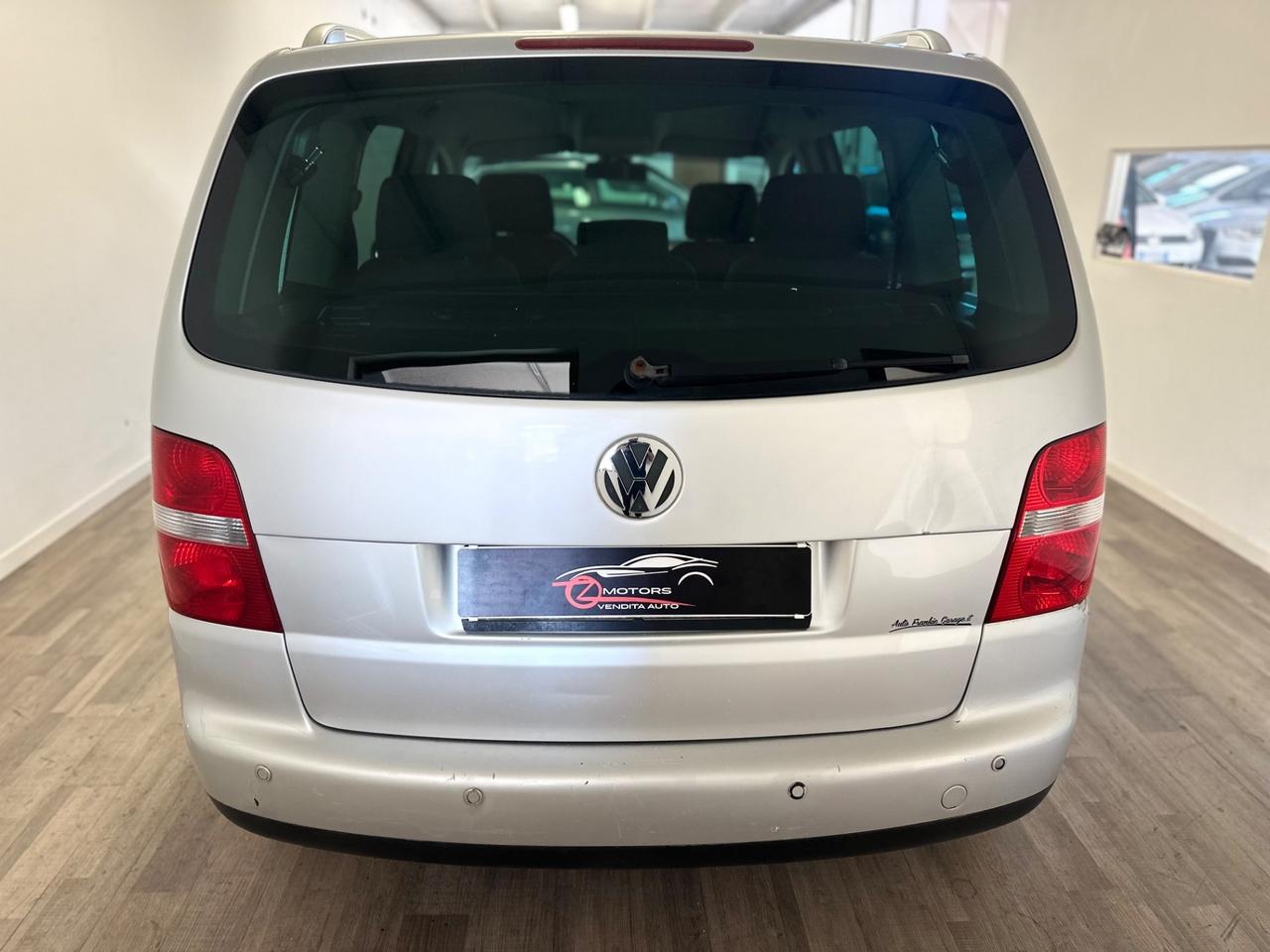 Volkswagen Touran 2.0 16V TDI DSG Highline 7 POSTI
