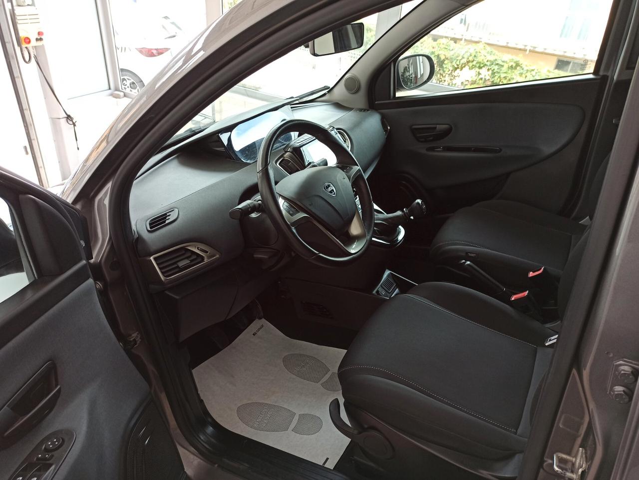 Lancia Ypsilon 1.0 FireFly 5 porte S&S Hybrid Silver