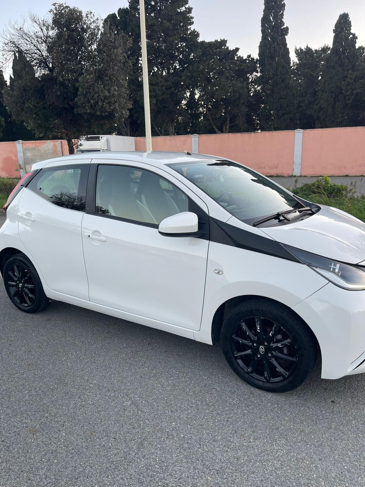 Toyota Aygo 1.0 VVT-i 69 CV 5 porte x-play