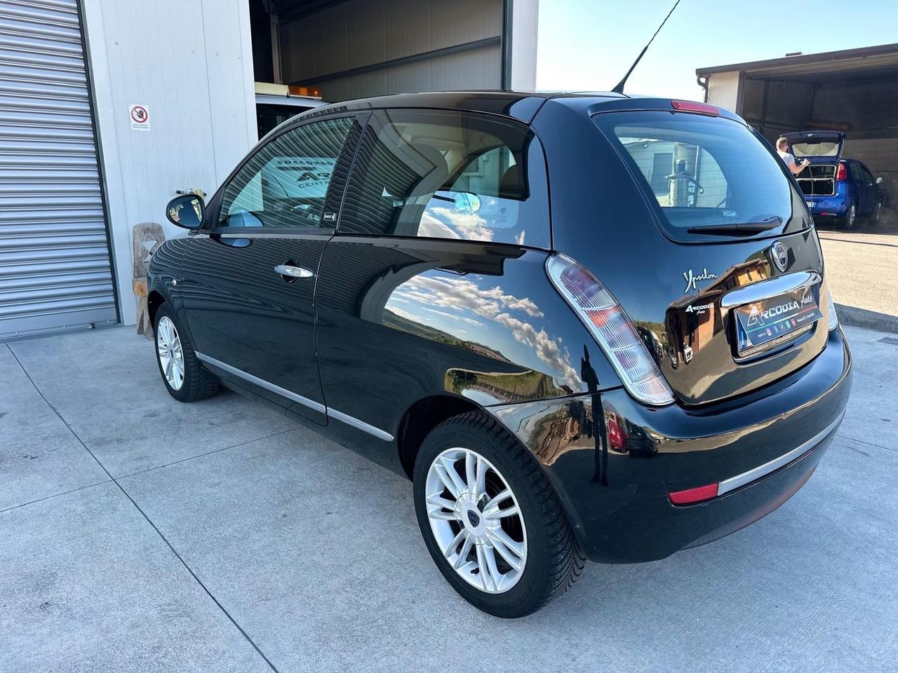 Lancia Ypsilon 1.3 MJT 75 CV Unyca