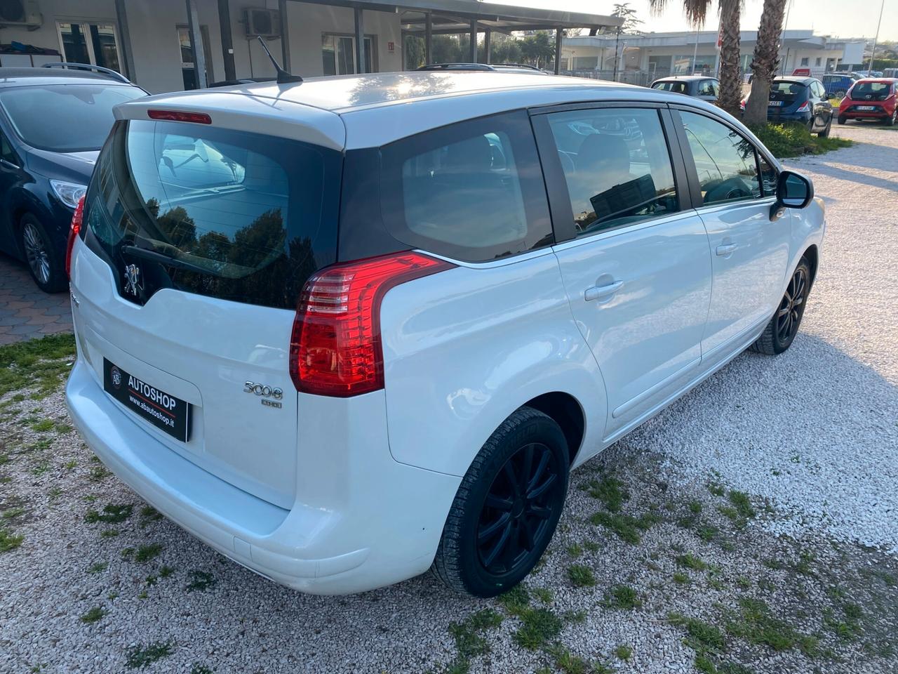 PEUGEOT - 5008 - 1.6 8V e-HDi 112CV S.&S. c.r. Fel. - FINANZIABILE