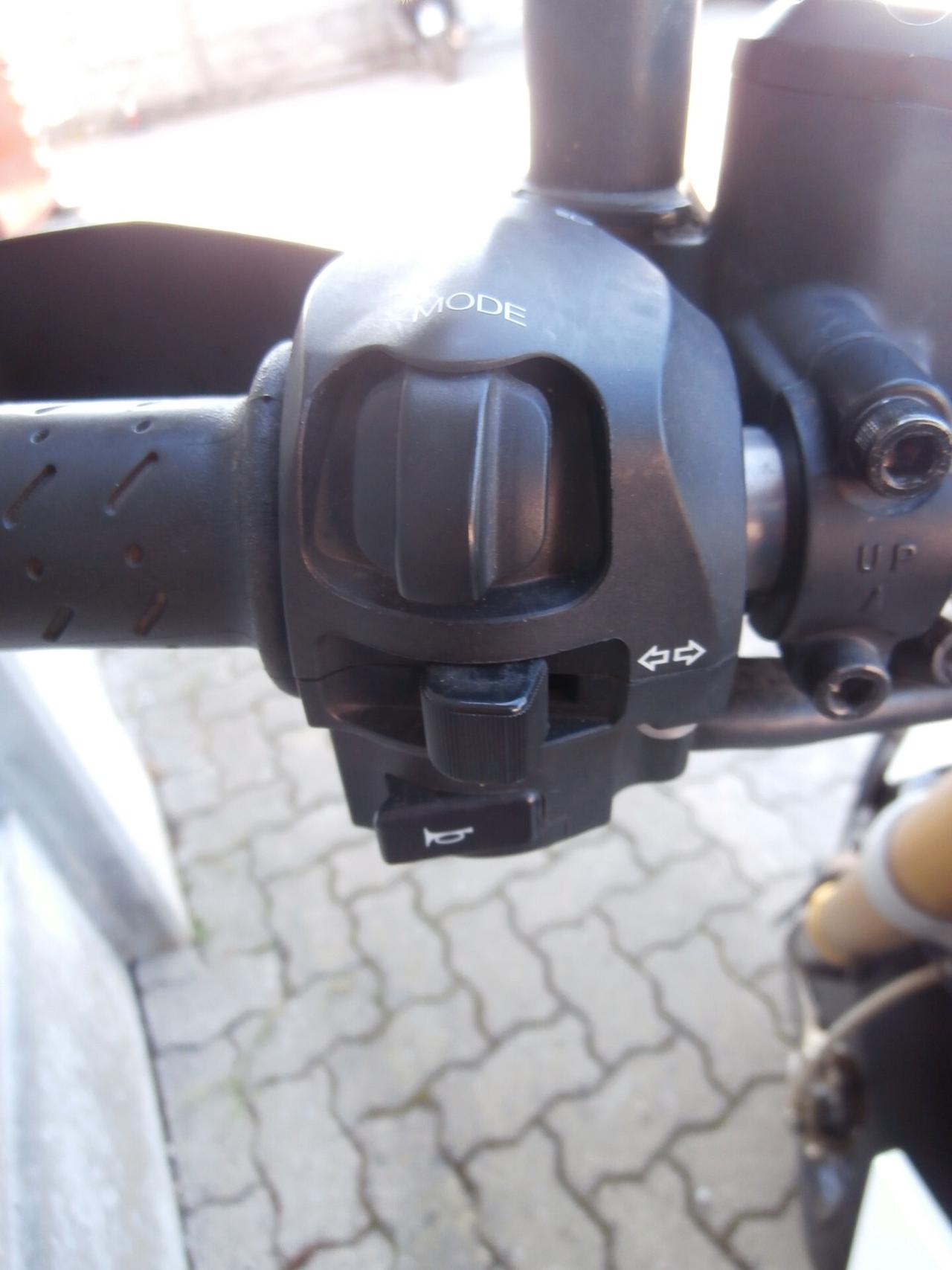 Aprilia Dorsoduro 750 (2009 - 14) del 2009 passaggio incluso.