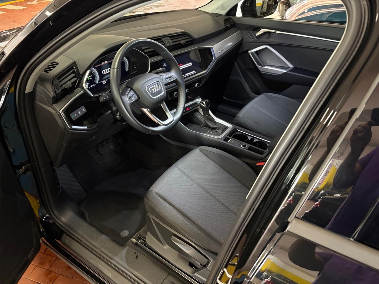 Audi Q3 45 TFSI e S tronic Business