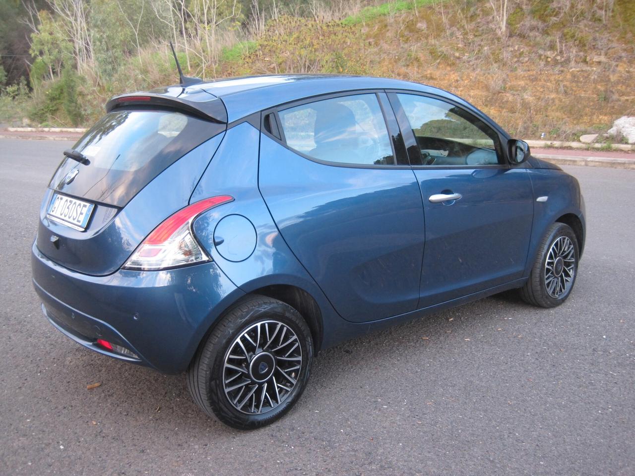 Lancia Ypsilon 1.0 FireFly 5 porte S&S Hybrid Platino