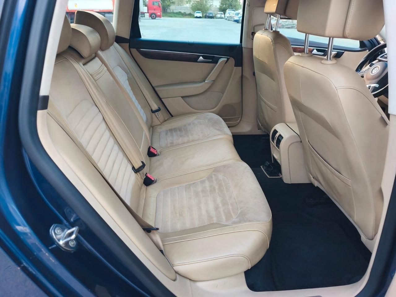 Volkswagen Passat 2011---2.0 Diesel